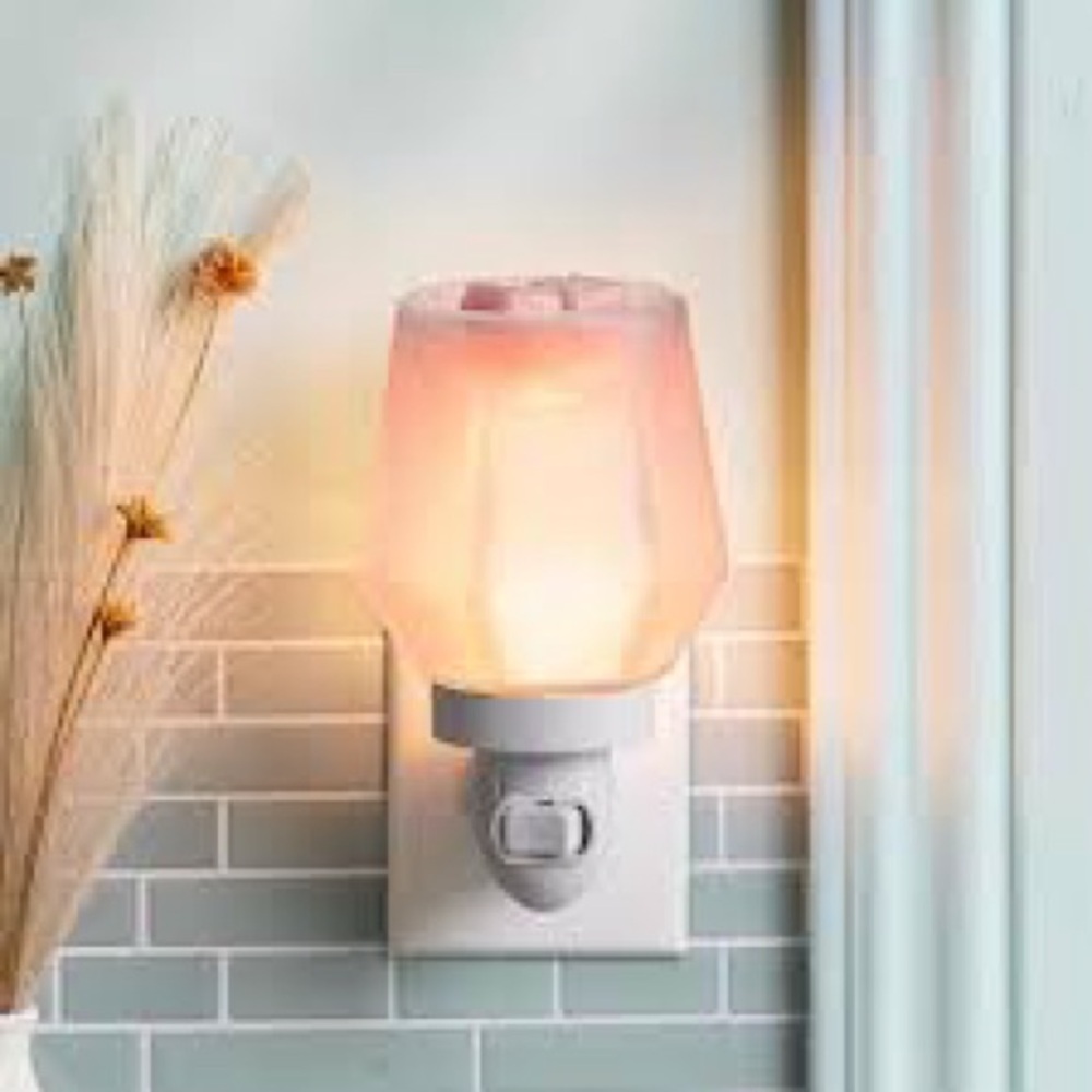 Pretty in purple mini Scentsy warmer..new in box